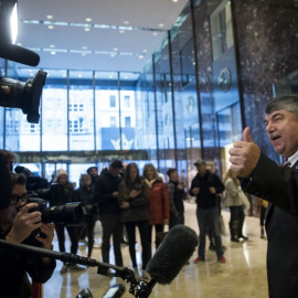 El líder del la federación sindical AFL-CIO, Richard Trumka, hace un gesto a los periodistas rtas reunirse el pasado enero con el todavía presidente electo Donald Trump, en su residencia de la Trump Tower de Nueva York. AFP/ Drew Angerer