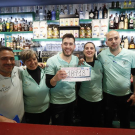 6/1/23 Personal de la cafetería Calusa, en en Las Cabezas de San Juan, (Sevilla). posa tras haber repartido 3,5 millones en 140 décimos agraciados con el tercer premio del sorteo de "El Niño" de este viernes.