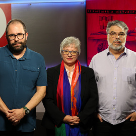 Sergio Gálvez Biesca, Rosa García Alcón y Arturo Peinado Cano, en el plató del diario 'Público', abordan los efectos de la ley de Memoria Democráitca dos años después.