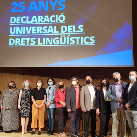 Foto de família dels participants a l'acte pels 25 anys de la Declaració Universal dels Drets Lingüístics.