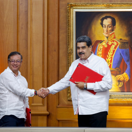 El presidente de Colombia, Gustavo Prieto, y el de Venezuela, Nicolás Maduro se dan la mano en la residencia presidencial de Miraflores en Caracas (Colombia)  a 2 de noviembre de 2022