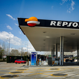 Gasolinera de Repsol ubicada en Madrid. E.P./Ricardo Rubio