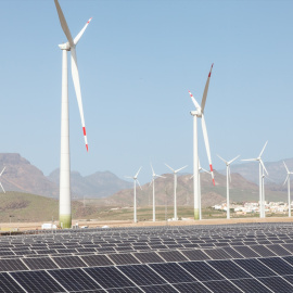 Imagen de archivo de aerogeneradores y paneles solares en el mayor complejo de generación de energías renovables de Canarias.