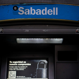 El logo del Banco Sabadell en el cajero automático de una de sus sucursales en Madrid. REUTERS/Juan Medina