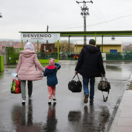 Una familia de refugiados ucranianos llega a Madrid en un autobús de evacuación fletado por una ONG el pasado marzo.