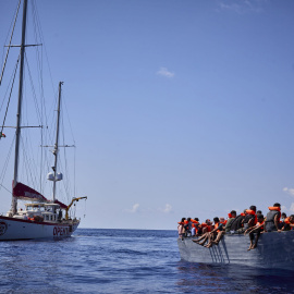 El barco 'Astral', de la ONG Open Arms, junto a una patera donde viajan un total de 70 migrantes, a 8 de septiembre de 2021, en el Mar Mediterráneo.