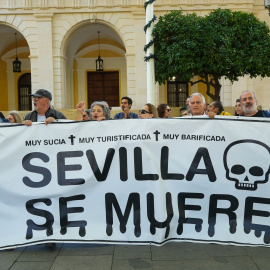 Concentración de la plataforma ciudadana SevillaSeMuere