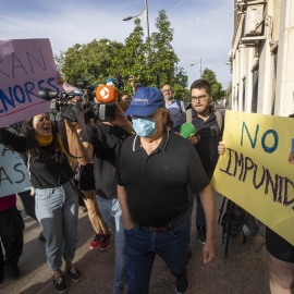 Uno de los tres entre los seis condenados por prostitución de menores a su llegada a la vistilla para decidir sobre la suspención de la pena de prisión, este