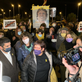 Dolors Bassa arriba a la presó de Puig de les Basses, o un centenar de persones, entre elles el vicepresident d'Òmnium Cultural, Marcel Mauri, i el conseller Chakir el Homarni, protesten en contra de la decisió del Suprem- Marià de Delàs