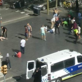 Varios heridos en el suelo de las Ramblas tras un atropello masivo.- TWITTER