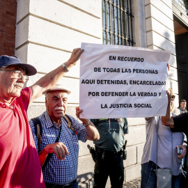 Manifestantes sujetan una pancarta en memoria de las víctimas del franquismo.