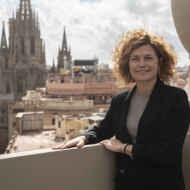 Elisenda Alamany durant la sessió fotogràfica per l'entrevista realitzada al centre de Barcelona.