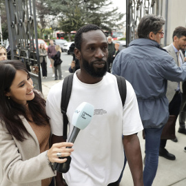 18/10/24 Ibrahima Diack, el viernes 18 de octubre en la entrada de la Audiencia Provincial de A Coruña, donde se juzga a los acusados de asesinar a Samuel Luiz.