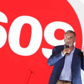 El candidato a la presidencia de Uruguay por la coalición izquierdas Frente Amplio, Yamandú Orsi, durante el acto de campaña electoral en Montevideo (Uruguay), a 19 de octubre de 2024.