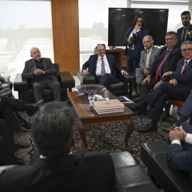 El presidente de Brasil, Luiz Inácio Lula Da Silva, se reúne con los ministros de la Corte Suprema (izquierda) y su gabinete en el Palacio Presidencial de Planalto en Brasilia el 9 de enero de 2023.