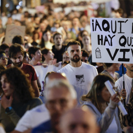 Cientos de personas participan este sábado en una protesta contra la especulación inmobiliaria en València.