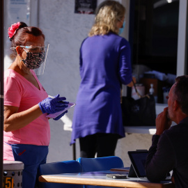 Una camarera atiende a un cliente en Redondo Beach, Los Ángeles (EEUU)