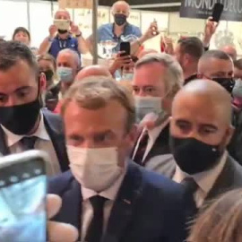 Lanzan un huevo a Macron al grito de 'Viva la revolución'