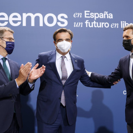 El presidente del Partido Popular, Pablo Casado (d) junto al vicepresidente de la Comisión Europea, Margaritis Schinas (c,) y el presidente de al Xunta, Alberto Núñez Feijóo (i) antes de su participación en la Convención Nacional del Partido Popular