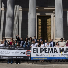 Varias personas de la plataforma por la regularización de migrantes, en una concentración en el Congreso el pasado mes de julio.