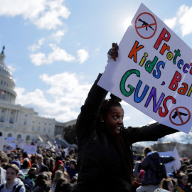 Los estudiantes se reúnen frente a la Casa Blanca en Washington durante las huelgas para apoyar leyes de armas más estrictas en EEUU. / Reuters