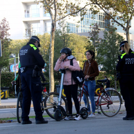 09/11/2021 - Imatge d'arxiu d'una dona amb patinet elèctric a Barcelona.