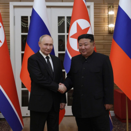 Foto de archivo del presidente ruso Vladimir Putin y del líder de Corea del Norte, Kim Jong Un.