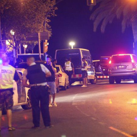 Miembros de las fuerzas seguridad, esta madrugada en la zona del atentado en Cambrils (Tarragona). EFE/Jaume Sellart.