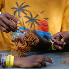 Niños jugando con gomas en Ladong, Indonesia a 11 de enero de 2023