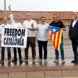 Pla general dels set presos independentistes de Lledoners a les portes del centre penitenciari. Imatge del 23 de juny del 2021