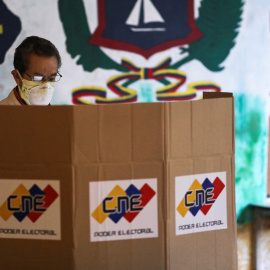 Un hombre emite su voto en Caracas, Venezuela