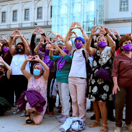 Un momento de la concentración 'Día de Acción Global por el Aborto Legal, Seguro y Accesible', este martes en la Plaza del Museo Nacional Reina Sofía de Madrid.