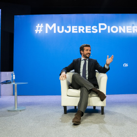 El líder del PP, Pablo Casado, junto a la vicesecretaria de Política Social, Ana Pastor, y la eurodiputada Rosa Estarás, en un acto celebrado el pasado 8 de marzo.