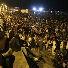 El botellot a la platja del Bogatell de Barcelona, la matinada del 26 de setembre de 2021.