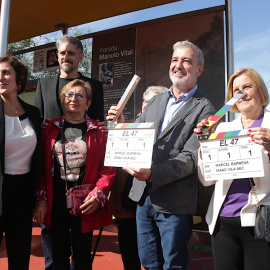 19/10/2024 - Clara Segura, Marcel Barrena i Jaume Collboni davant la parada de bus dedicada a Manolo Vital, a Torre Baró.