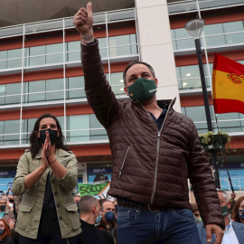 La candidata de Vox a la presidencia de la Comunidad de Madrid, Rocío Monasterio, y el presidente del partido, Santiago Abascal, durante el acto electoral que celebraron este lunes en la Plaza de la Constitución de Fuenlabrada.