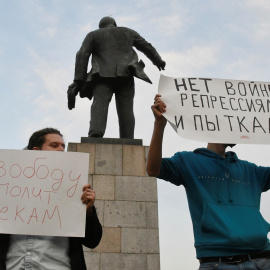 Los participantes sostienen pancartas durante una manifestación en apoyo del político opositor ruso encarcelado Alexei Navalny en Vladivostok, Rusia, el 21 de abril de 2021.