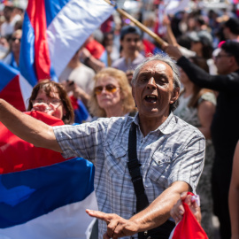 impatizantes del Partido Frente Amplio participan en la denominada Caravana de la Victoria este domingo, en Montevideo (Uruguay)