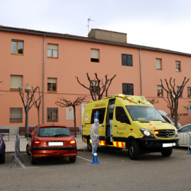 La residència de Tremp amb una ambulància al davant.