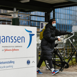 Una dona amb la seva bicicleta a la filial de Johnson&Johnson, Janssen, a Leiden, Països Baixos, el 9 de març de 2021.