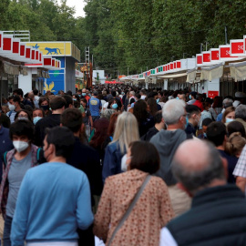 Visitantes acuden a la Feria del Libro de Madrid, en el Paseo de Coches del Retiro, el pasado 22 de septiembre de 2021.