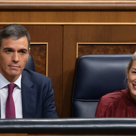 El presidente del Gobierno, Pedro Sánchez y la vicepresidenta segunda y ministra de Trabajo, Yolanda Díaz, durante una sesión de control al Gobierno, en el Congreso de los Diputados