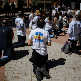 Varias personas se arrodillan y rezan durante una marcha antiabortista desde Plaza de Cuzco hasta la clínica Dator, en una foto de archivo