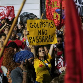 Una mujer sujeta una pancarta en la que se lee "Los golpistas no pasarán" en Río de Janeiro a 10 de enero de 2023