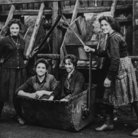 Aurora Suárez y otras mujeres mineras, en la línea de baldes, en Almagarinos.