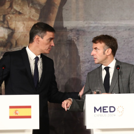 El presidente del Gobierno, Pedro Sánchez y el presidente de la República Francesa, Emmanuel Macron, durante una cumbre en Chipre.