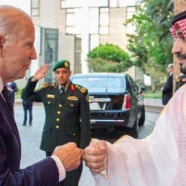 El presidente de EEUU, Joe Biden, saluda al príncipe heredero saudí, Mohamed bin Salman.