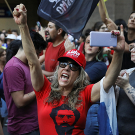 Manifestantes a favor de la democracia salen a las calles después de que miles de simpatizantes del expresidente de ultraderecha Jair Bolsonaro asaltaron el Congreso de Brasil