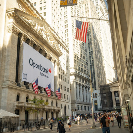 Un cartel con el logo de Openbabnk, del Banco Santander, en la fachada del edificio de la Bolsa de Nueva York (NYSE, en sus siglas en inglés), en Wall Street.