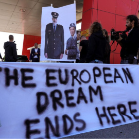 Un grupo de activistas protesta contra las deportaciones de migrantes de Italia a Albania.